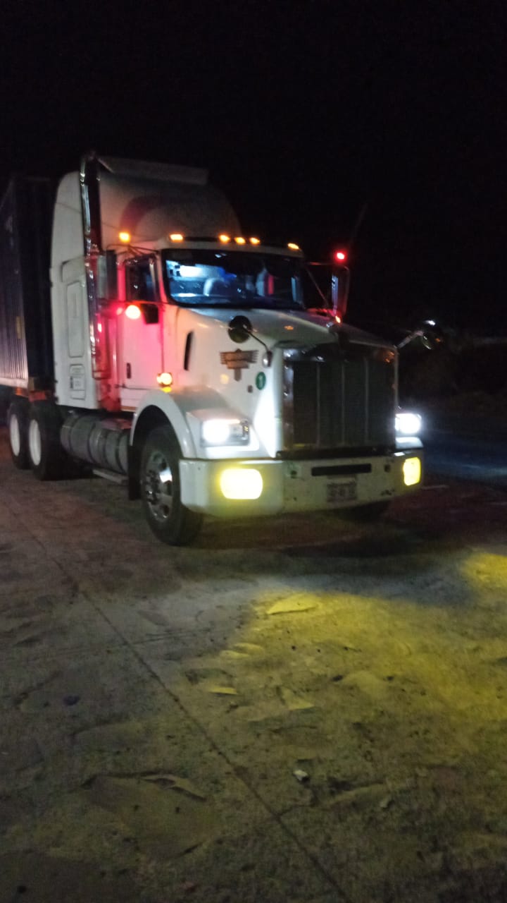 Tracto con contenedor en puerto