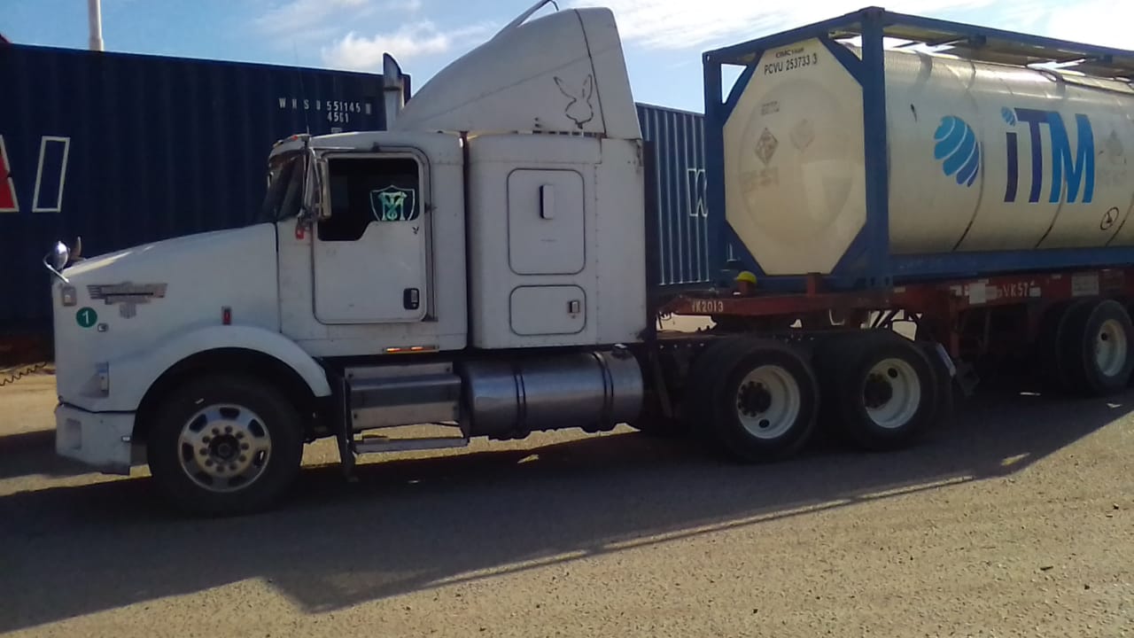 Tracto con contenedor en puerto