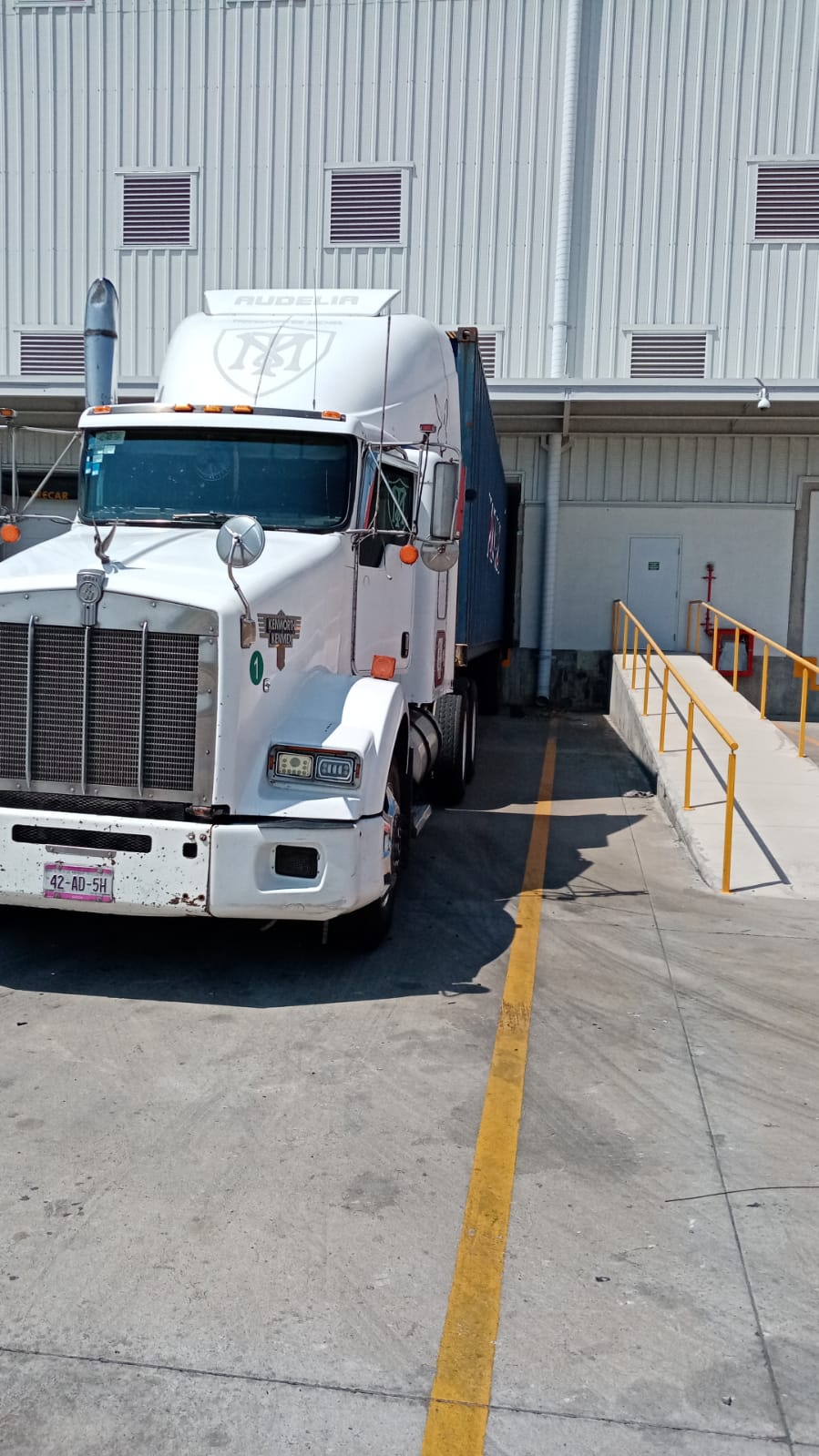 Tracto con contenedor en puerto
