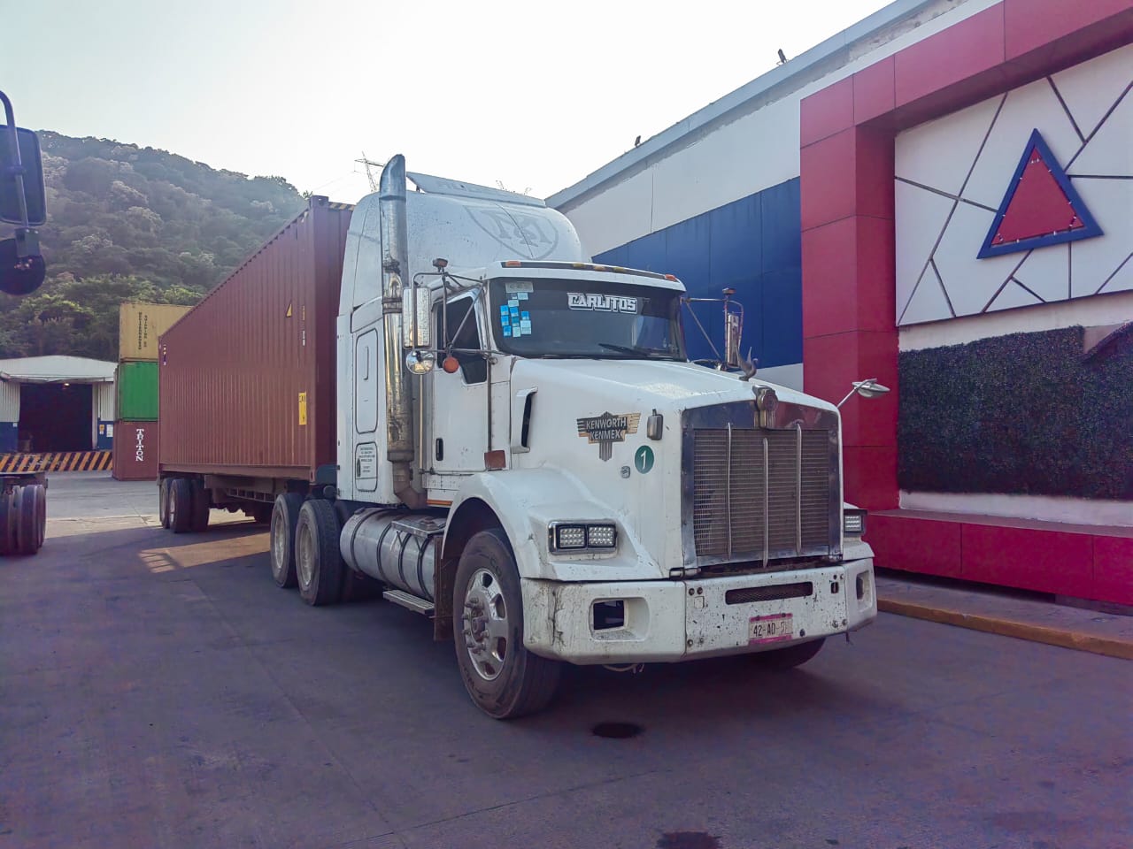 Centro logístico con montacargas